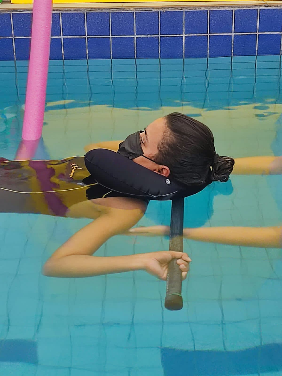 Mulher deitada no chão ao lado de piscina

Descrição gerada automaticamente com confiança média