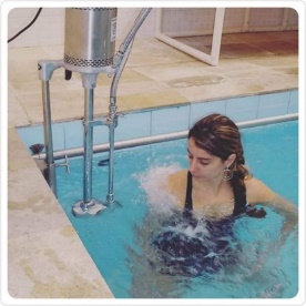 Mulher ao lado de uma piscina

Descrição gerada automaticamente