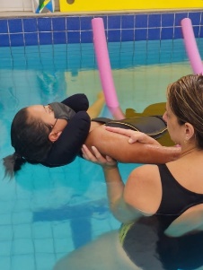 Mulher ao lado de piscina

Descrição gerada automaticamente