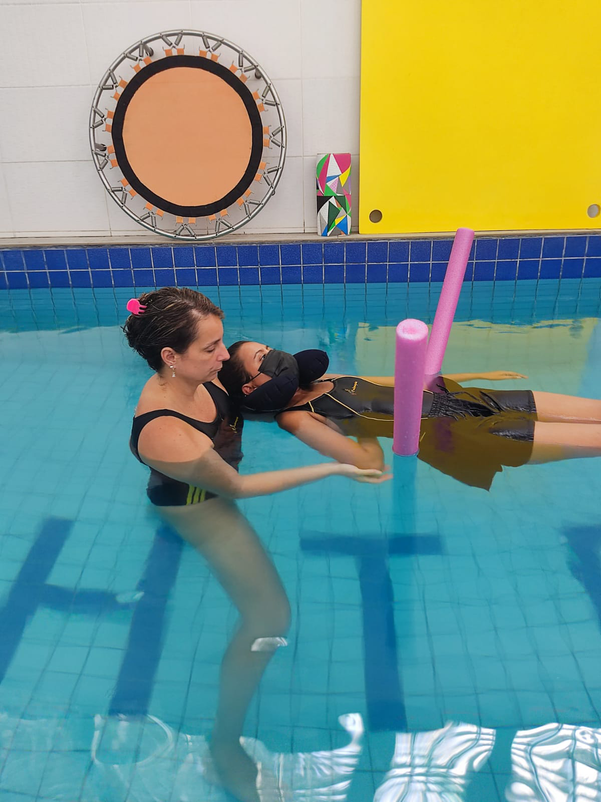 Mulher com raquete na mão e bola no ar

Descrição gerada automaticamente com confiança média